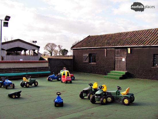 Play Barn - ride-on tractors